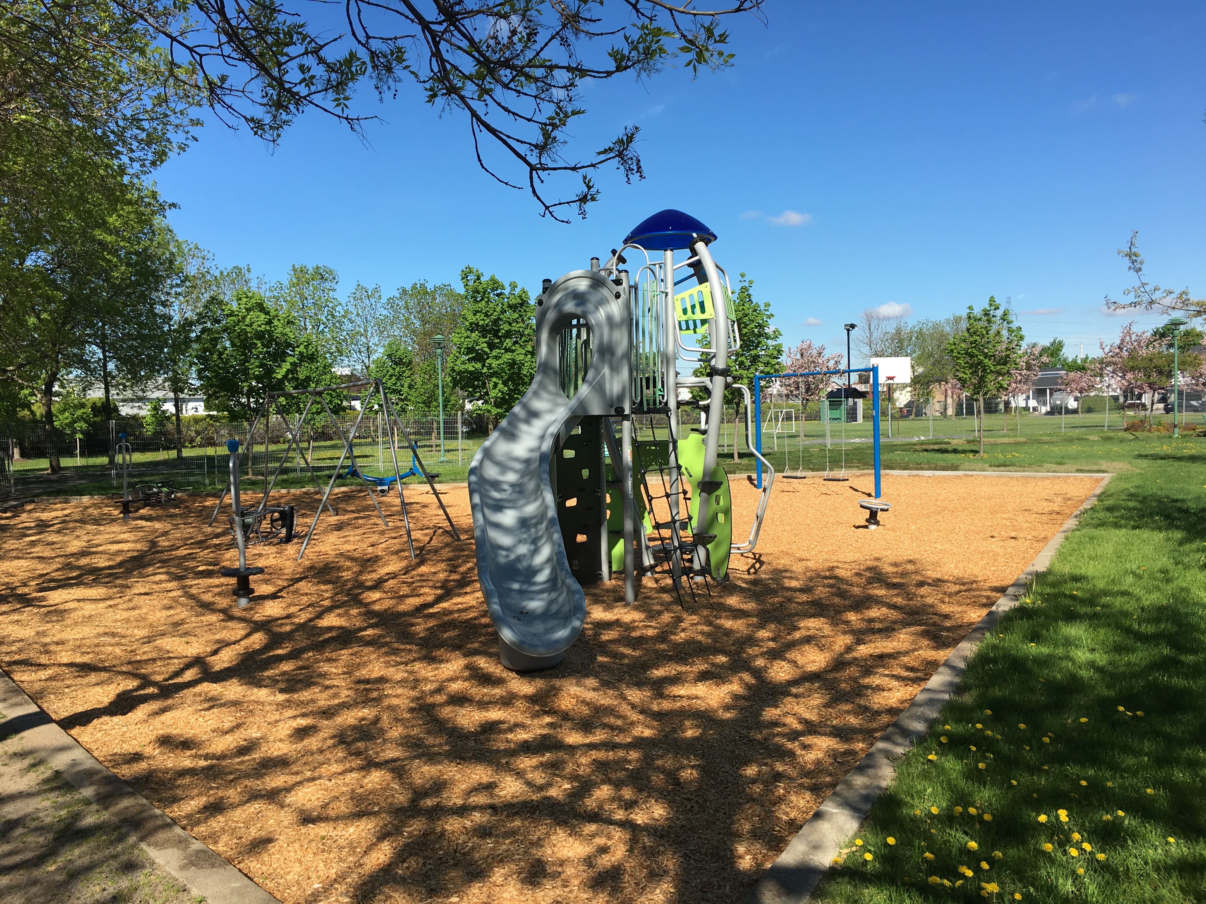 S2P1 Le module de jeux du parc Ringuet avant l'incendie source Ville de Sainte-Julie.jpg