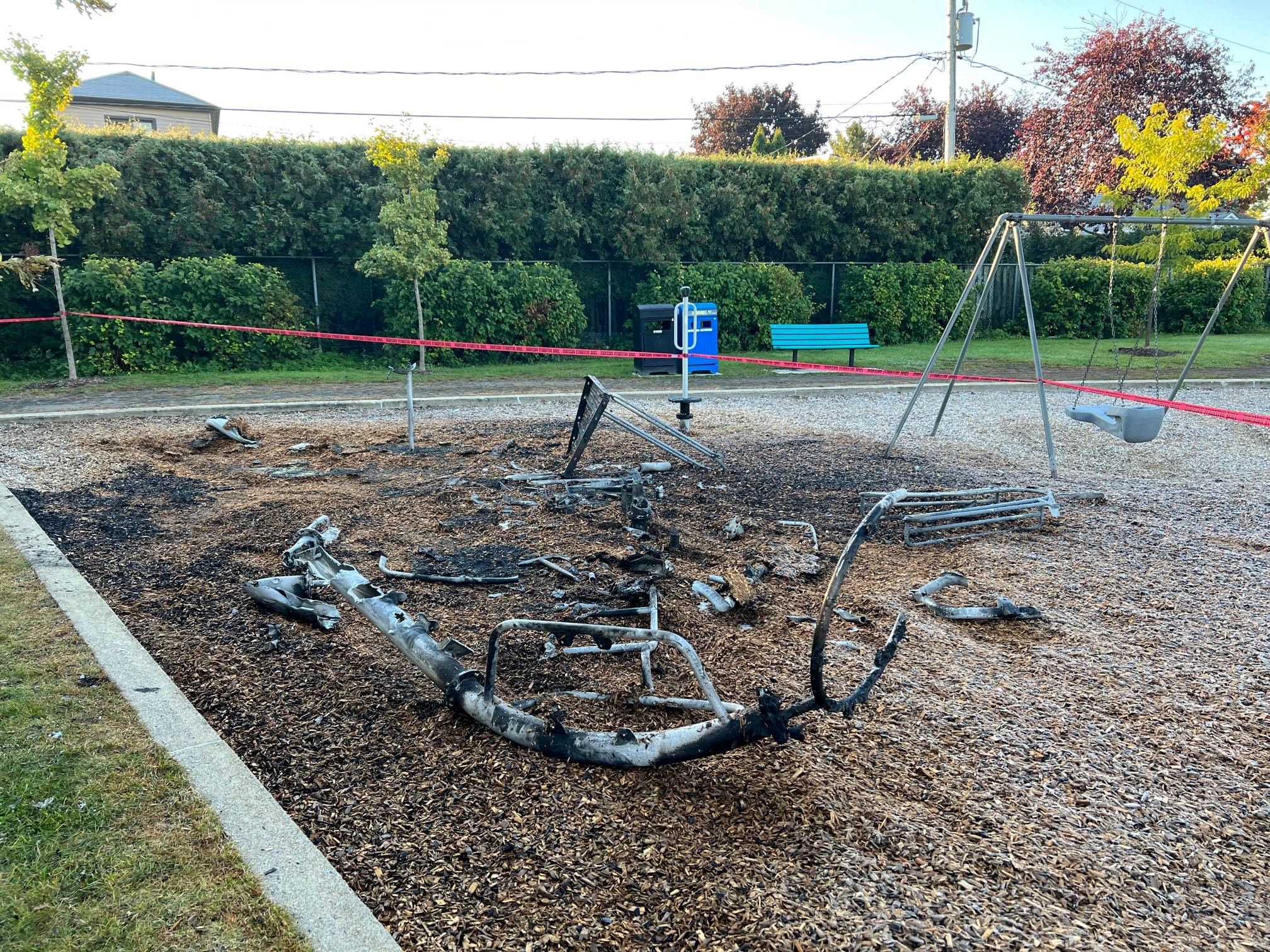 S2P3 Les débris de l'incendie du module de jeux du parc Ringuet, à Sainte-Julie source Ville de Sainte-Julie.jpg