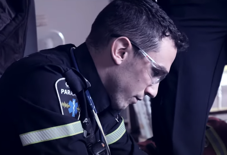 Capture d’écran 2024-01-25 171133.png Renaud Pilon, ambulancier pour la CEPAM. Capture d'écran De jour comme de nuit.