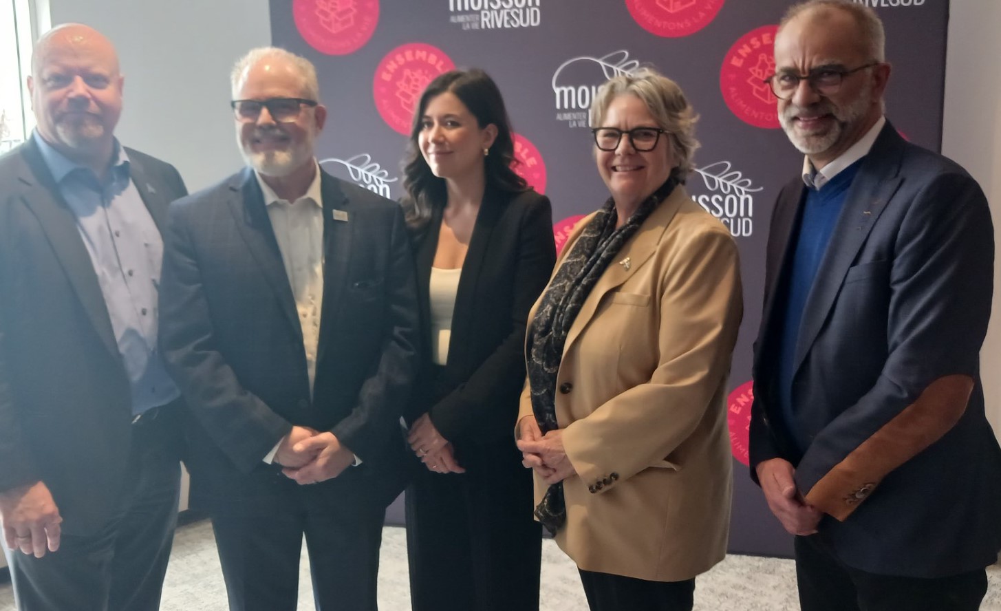 Sur la photo de gauche &agrave; droite, Ian Lafreni&egrave;re, d&eacute;put&eacute; de la circonscription de Vachon et ministre des relations avec les premi&egrave;res nations , Dany H&eacute;tu, DG de Moisson Rive-Sud, Catherine Fournier, mairesse de Longueuil, Chantal Rouleau, ministre de la Solidarit&eacute; sociale et Louis Dub&eacute;, pr&eacute;sident du CA de Moisson Rive-Sud. (Photo Francois Laram&eacute;e)